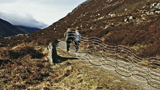 couple walking, with sinusoidal waves, elementot Waves from people walking